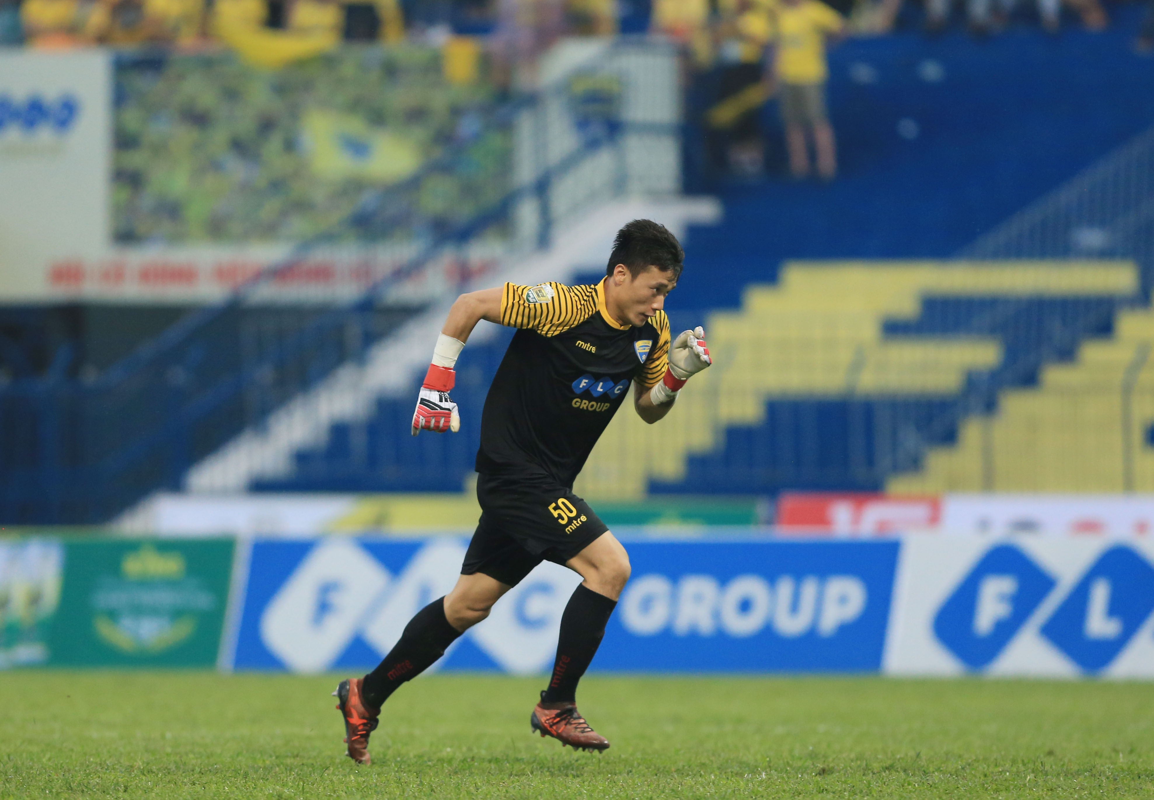 Bui Tien Dung bat chinh tai ban ket luot di Cup Quoc gia - Su Tu Trang hinh anh