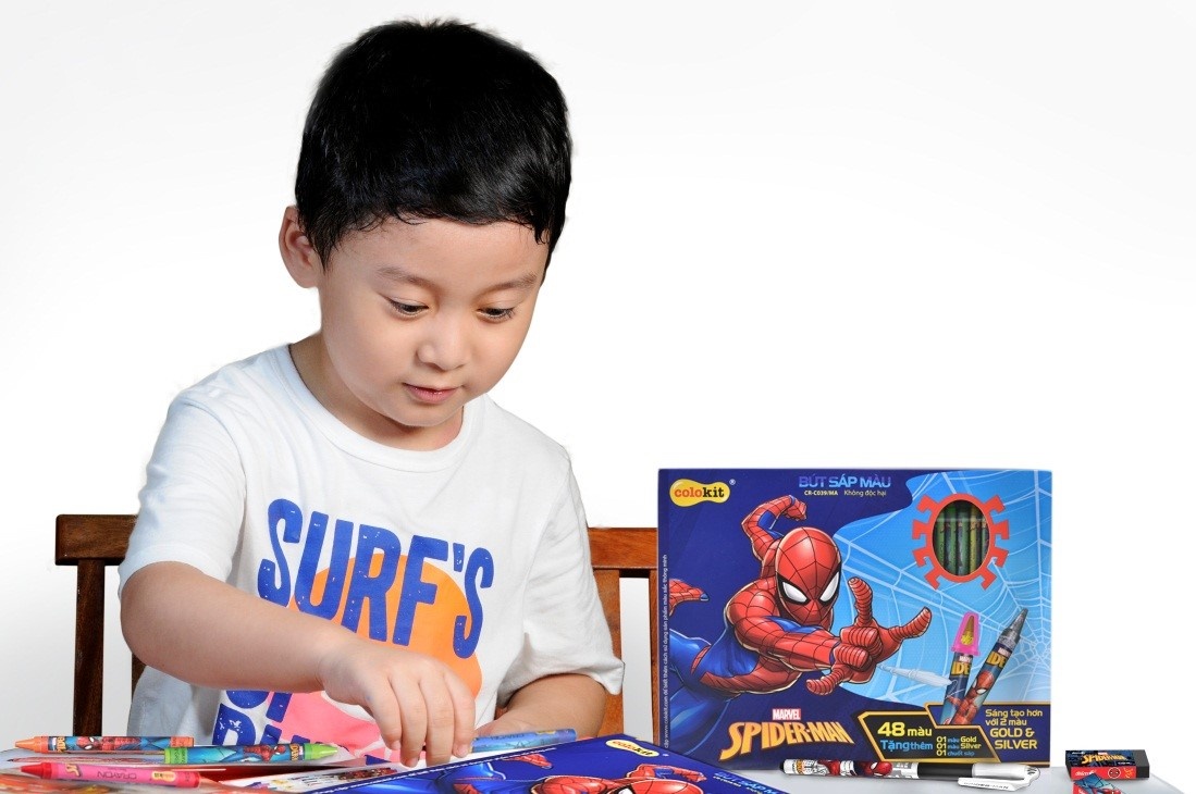 Truyen cam hung cho tre qua bo dung cu hoc tap Spider-Man hinh anh