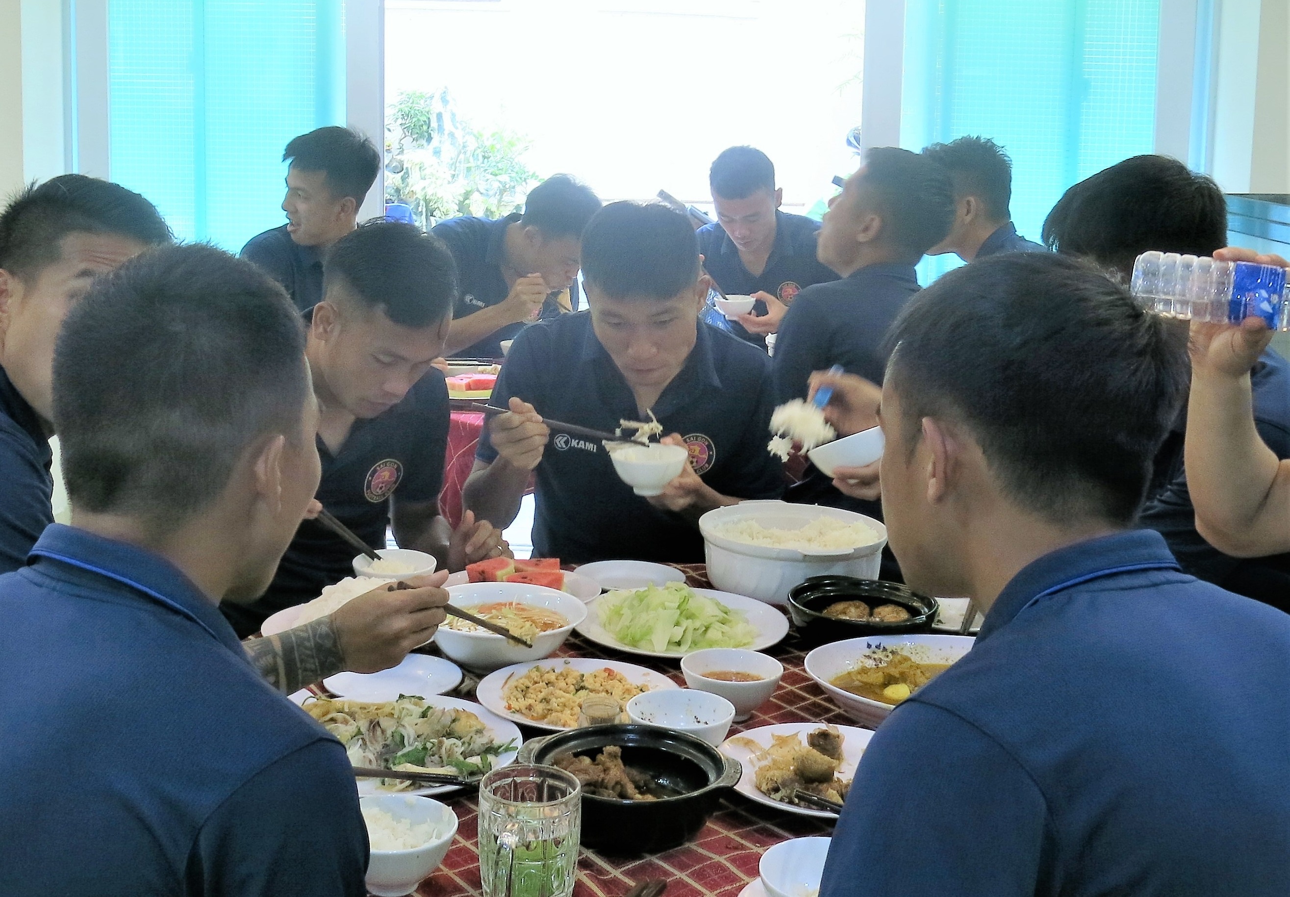 NutiFood tap huan kien thuc dinh duong cho CLB bong da Sai Gon hinh anh