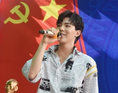 Erik, Karik va Orange ru nhau khuay dong le khai giang hinh anh