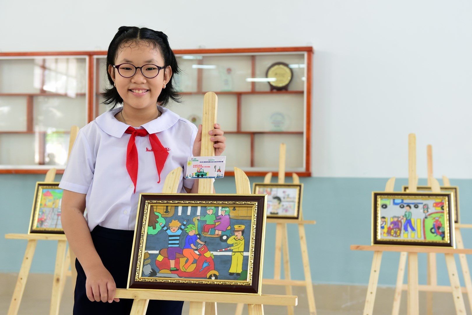 Hon 10.000 ban tre thi ve tranh an toan giao thong hinh anh