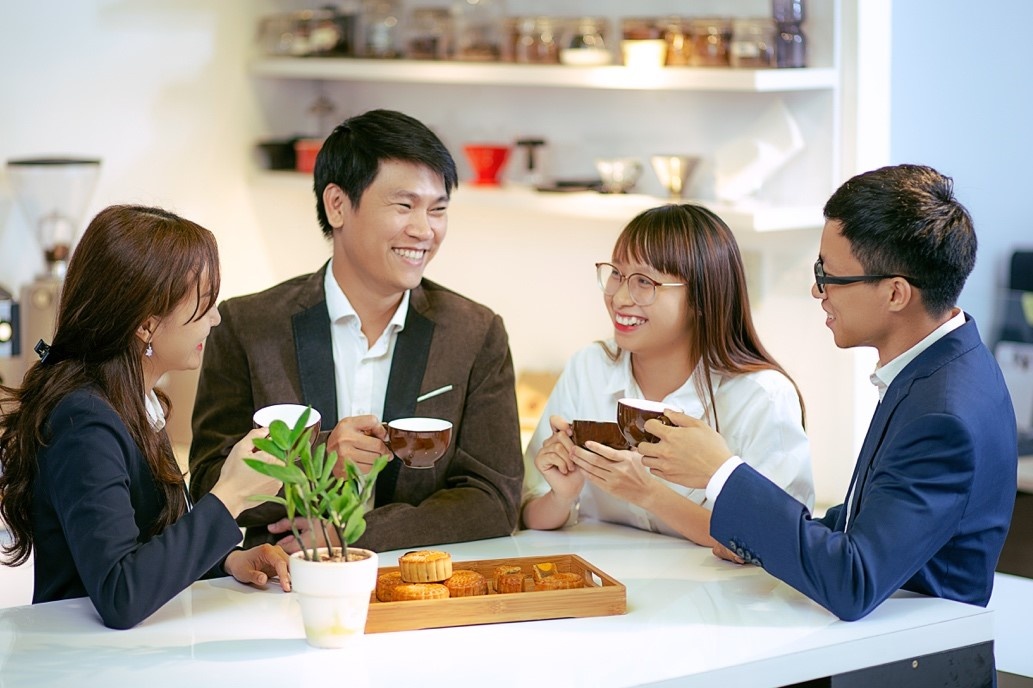 Bi quyet bien van phong thanh nha chung, dong nghiep thanh nguoi than hinh anh