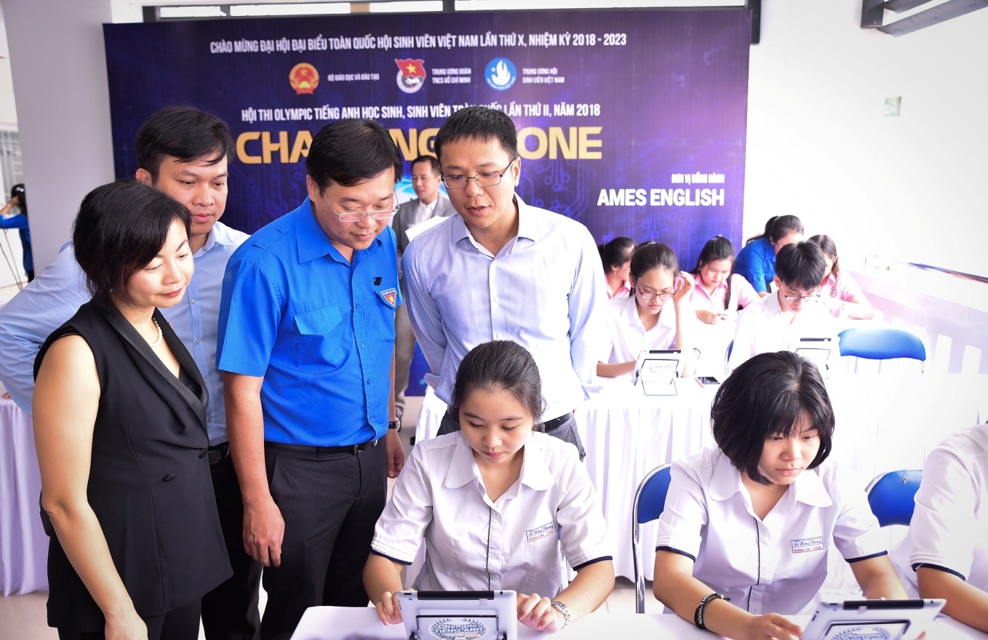 Khoi dong hoi thi Olympic tieng Anh hoc sinh, sinh vien toan quoc hinh anh