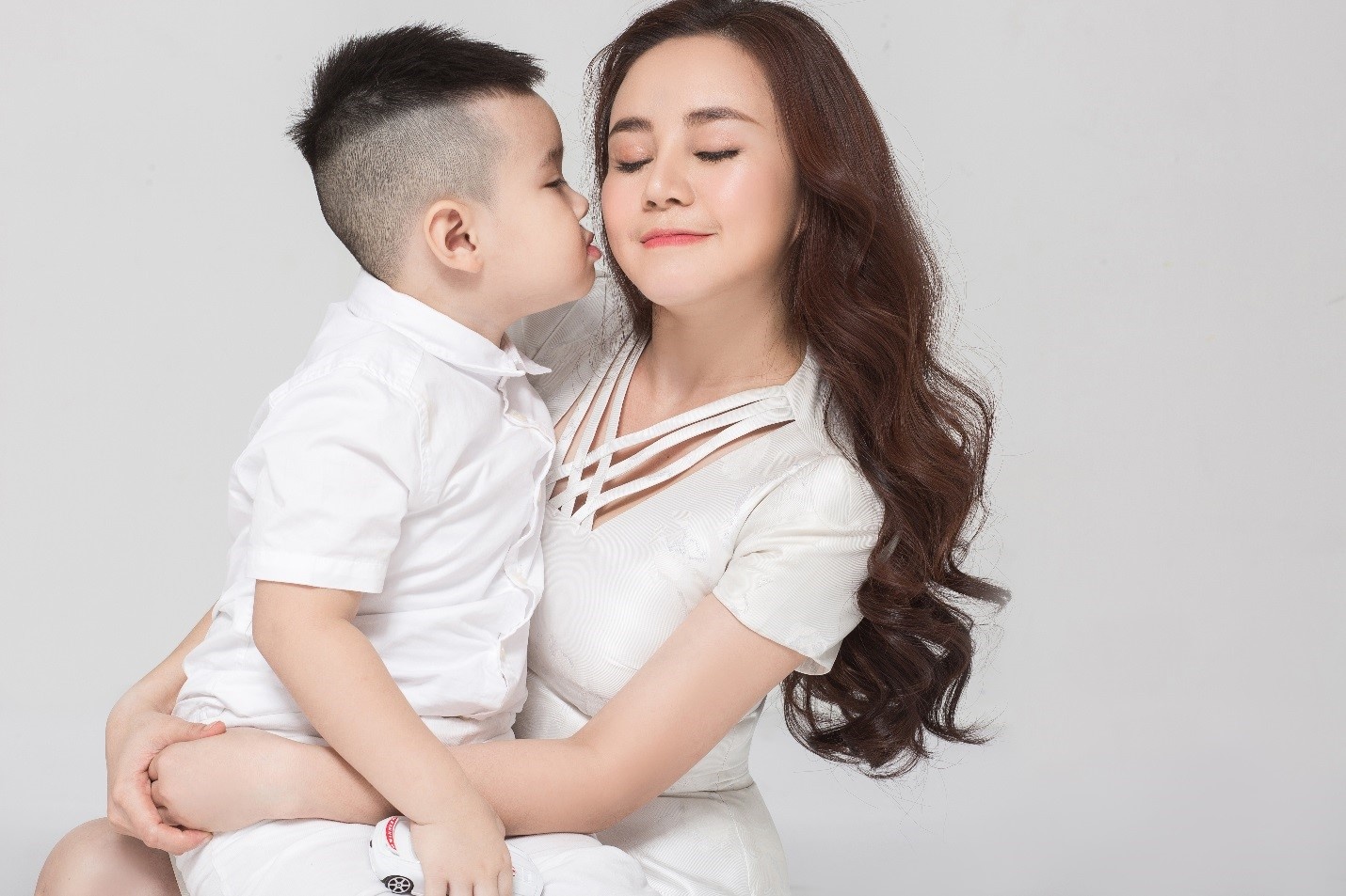 Vy Oanh dien do doi voi con, ung ho 'Phau thuat nu cuoi' hinh anh