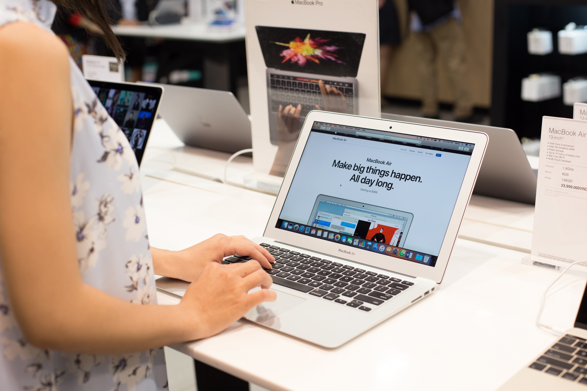 Giam 4,2 trieu khi mua goi Macbook Air kem combo giao duc tai FPT Shop hinh anh