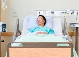 Benh nhan voi noi lo nho ung dung don gian thu tuc hinh anh