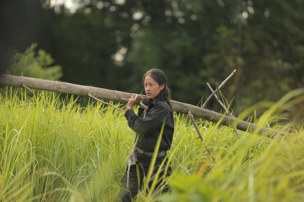 Rima Thanh Vy vac cay dung leu, an con trung de sinh ton trong rung hinh anh