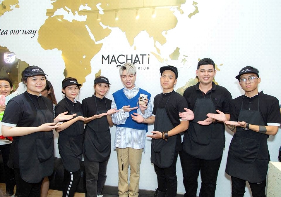Duc Phuc khuay dong khong khi khai truong cua hang tra sua Machati hinh anh