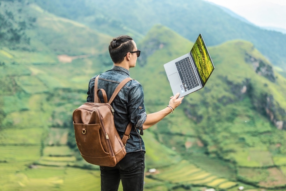 Tin do du lich nen chon laptop nao? hinh anh