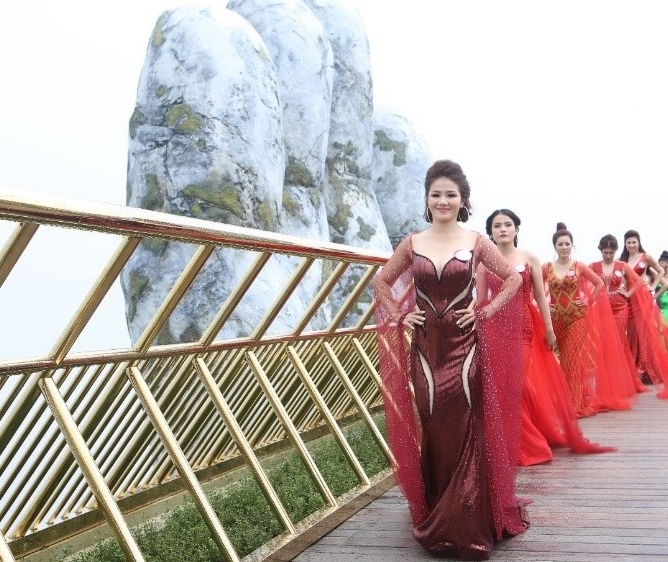 Thi sinh 'Nu hoang Doanh nhan dat Viet' trinh dien tren Cau Vang hinh anh