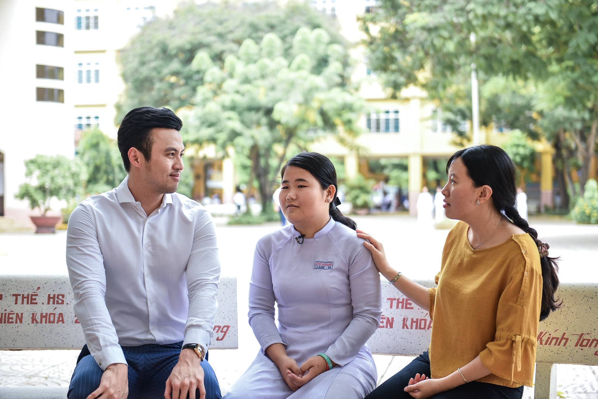Ve tham truong cu, shark Khoa tao quy hoc bong cho dan em hinh anh