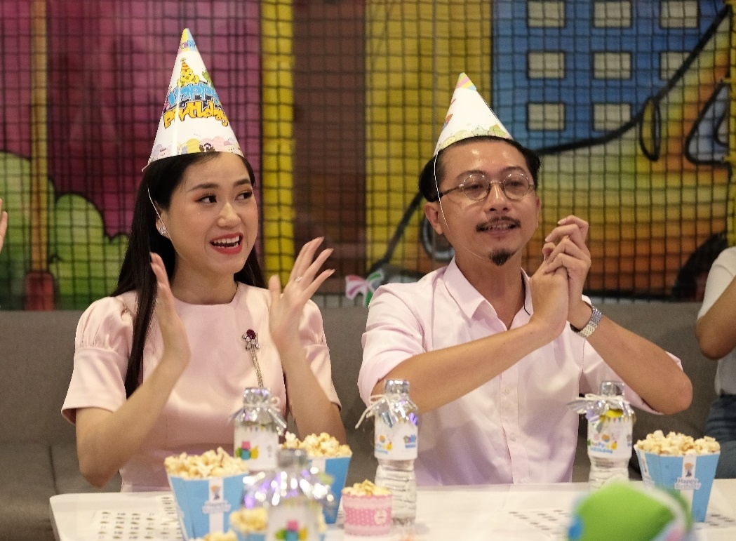 Gia dinh Lam Vy Da - Hua Minh Dat 'dai nao' tiec sinh nhat tiNiWorld hinh anh