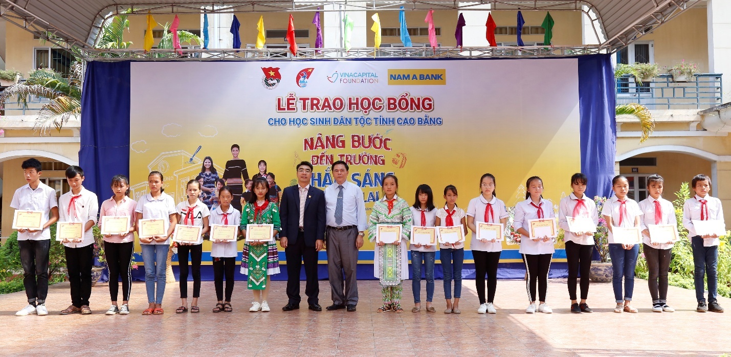 Trao hoc bong gan 120 trieu cho hoc sinh dan toc thieu so hinh anh