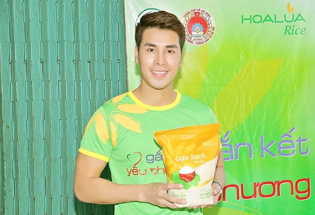 Hoang Phi Kha va gao Hoa Lua trao qua thien nguyen hinh anh