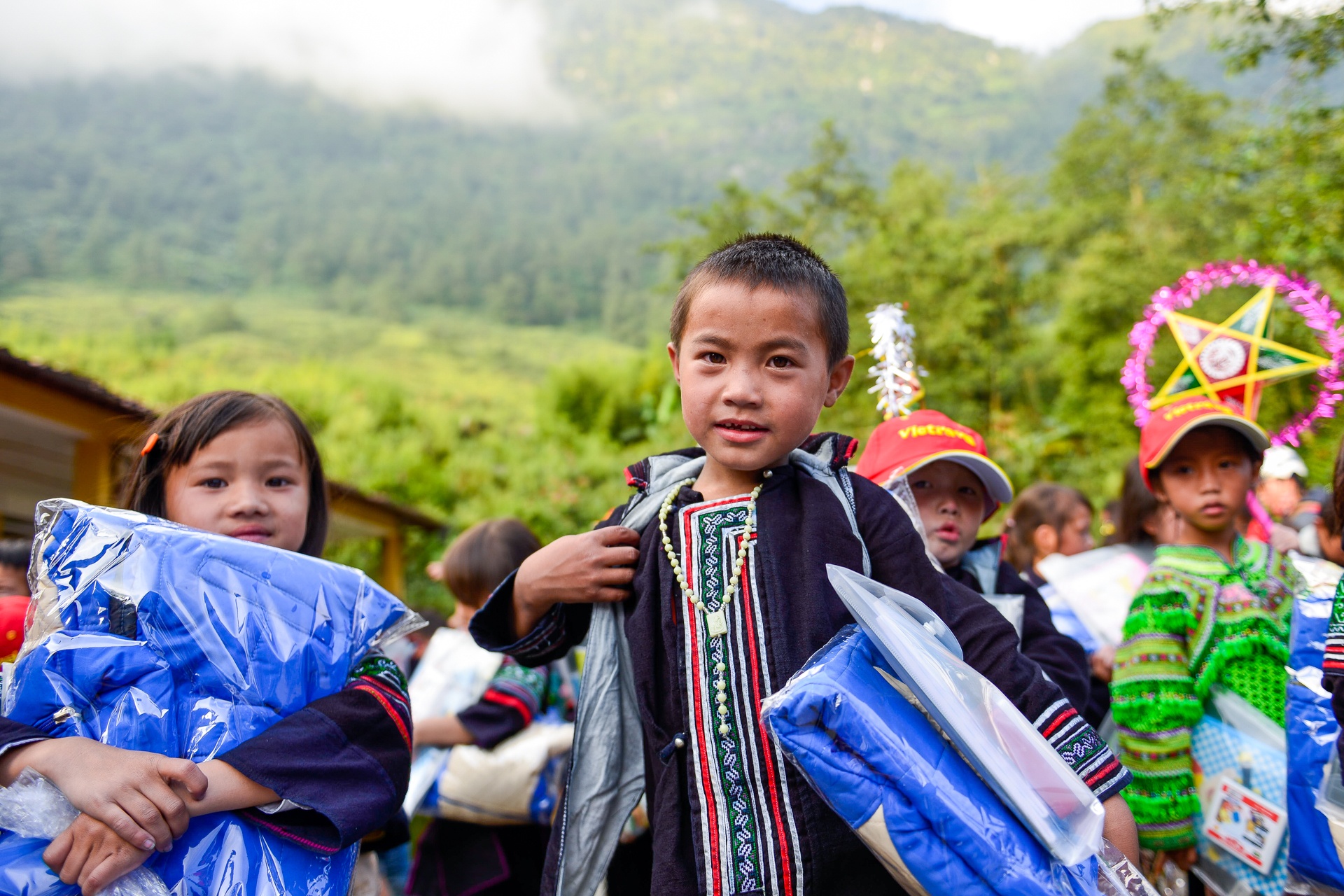 Hoc sinh vung cao nhan ao am, don Trung thu som hinh anh