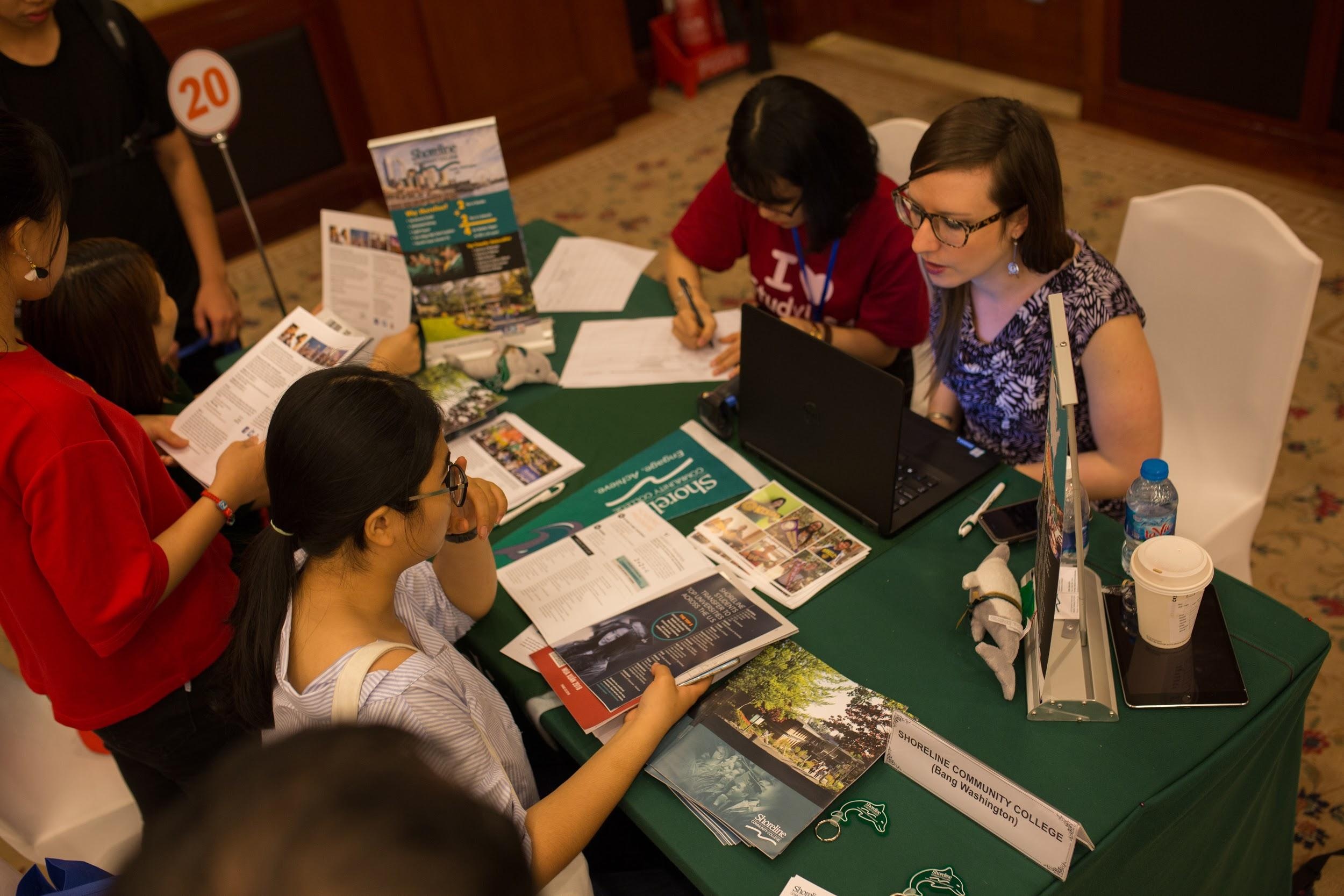 Nhieu suat hoc bong hap dan tai trien lam du hoc StudyUSA hinh anh