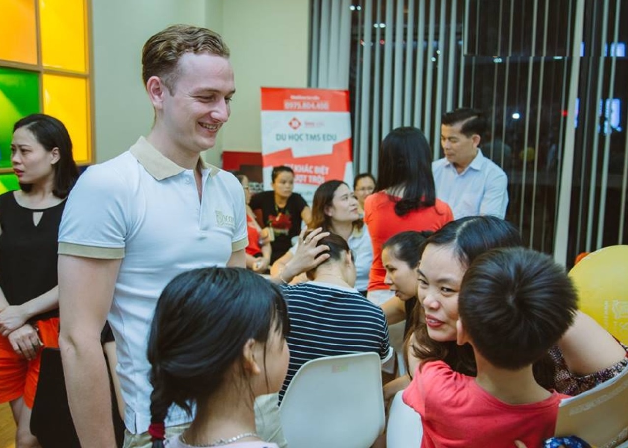 Trai nghiem ngay hoi 'Cung con ra the gioi' tai Scots English My Dinh hinh anh