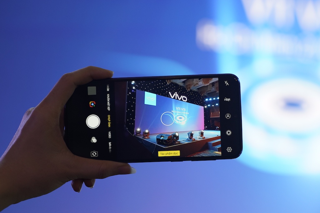 Vivo dua cong nghe AI vao smartphone V11, V11i hinh anh