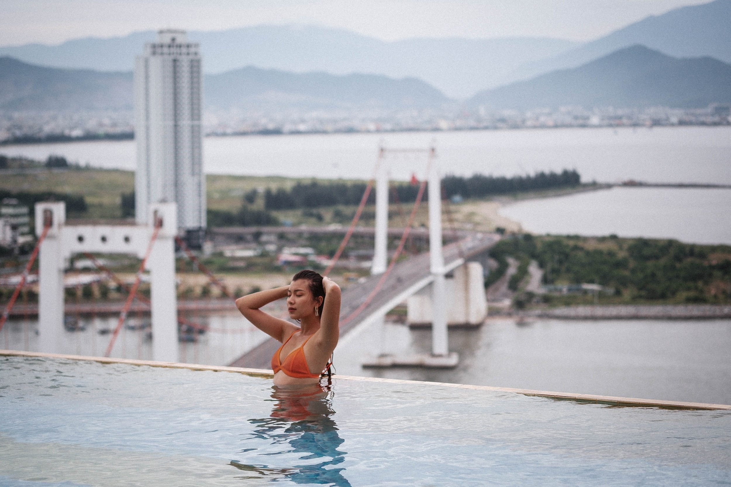 Cung Ngo Thanh Van, Dong Anh Quynh kham pha phong cach song Ascott hinh anh