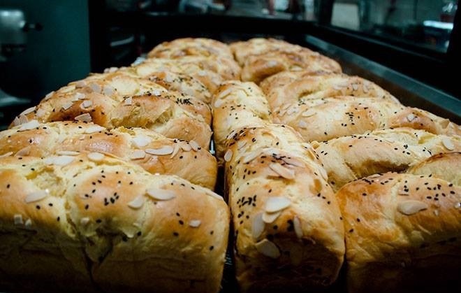 Video - Nem thu banh mi hoa cuc o tiem Jenny's House hinh anh