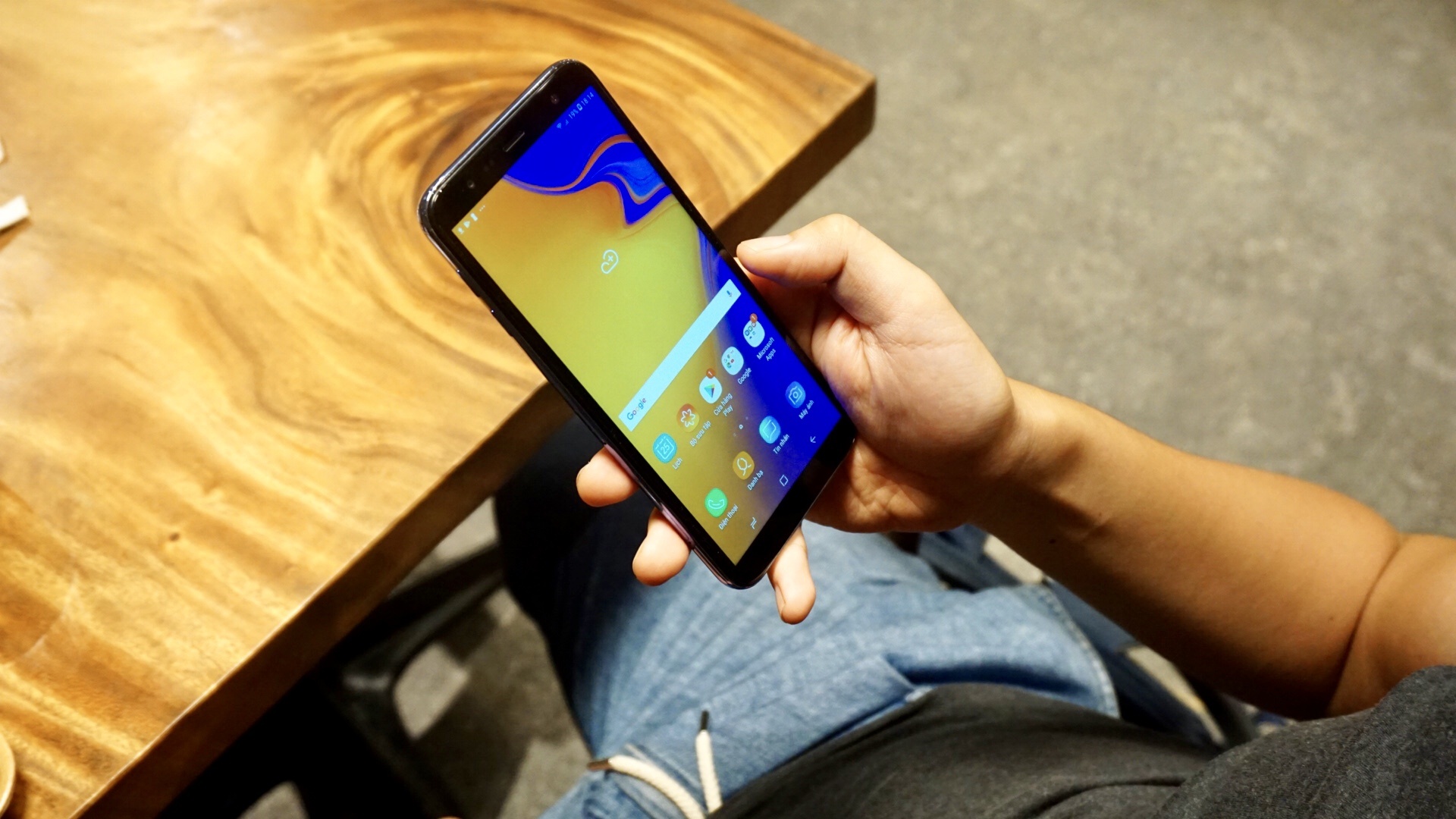 3 diem hut nguoi dung tre cua Galaxy J4+ hinh anh