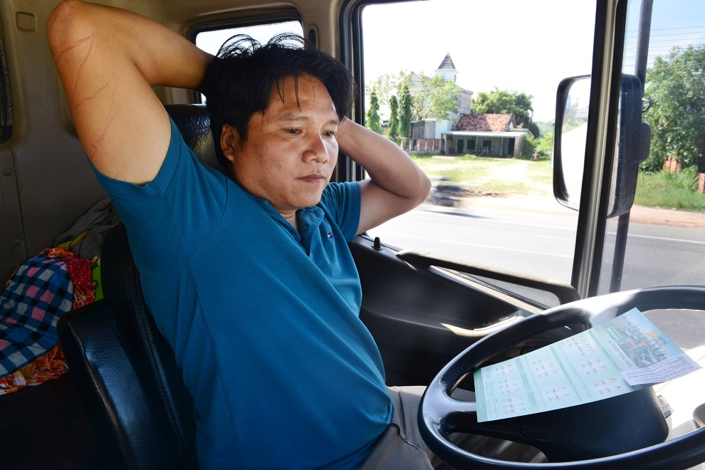 Tai xe Binh Thuan, Long An hao hung thuc hien bai tap suc khoe hinh anh