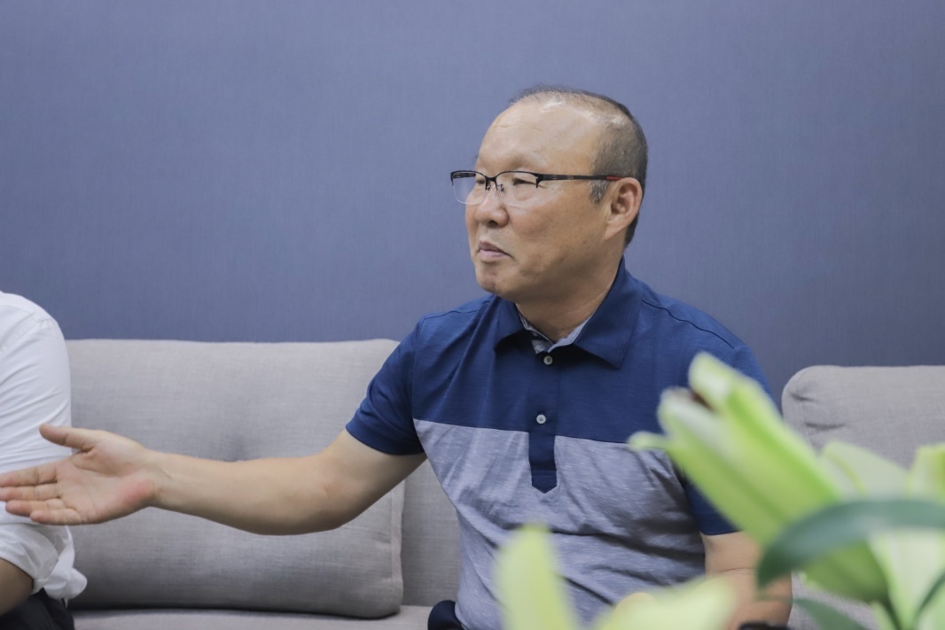 HLV Park Hang Seo va vo chuyen ve nha moi hinh anh