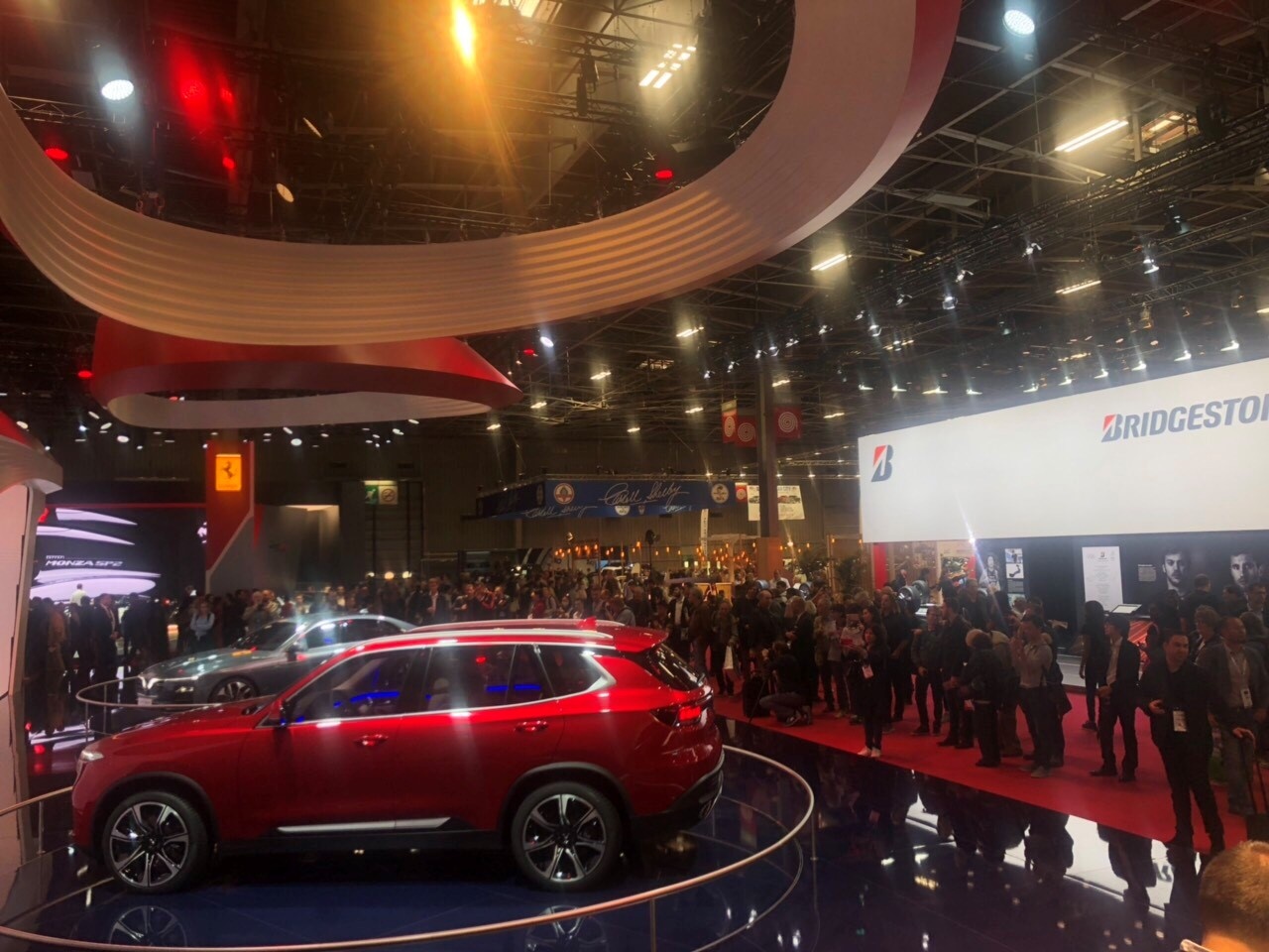 Video - Xe VinFast tiep tuc thu hut chu y o Paris MotorShow 2018 hinh anh