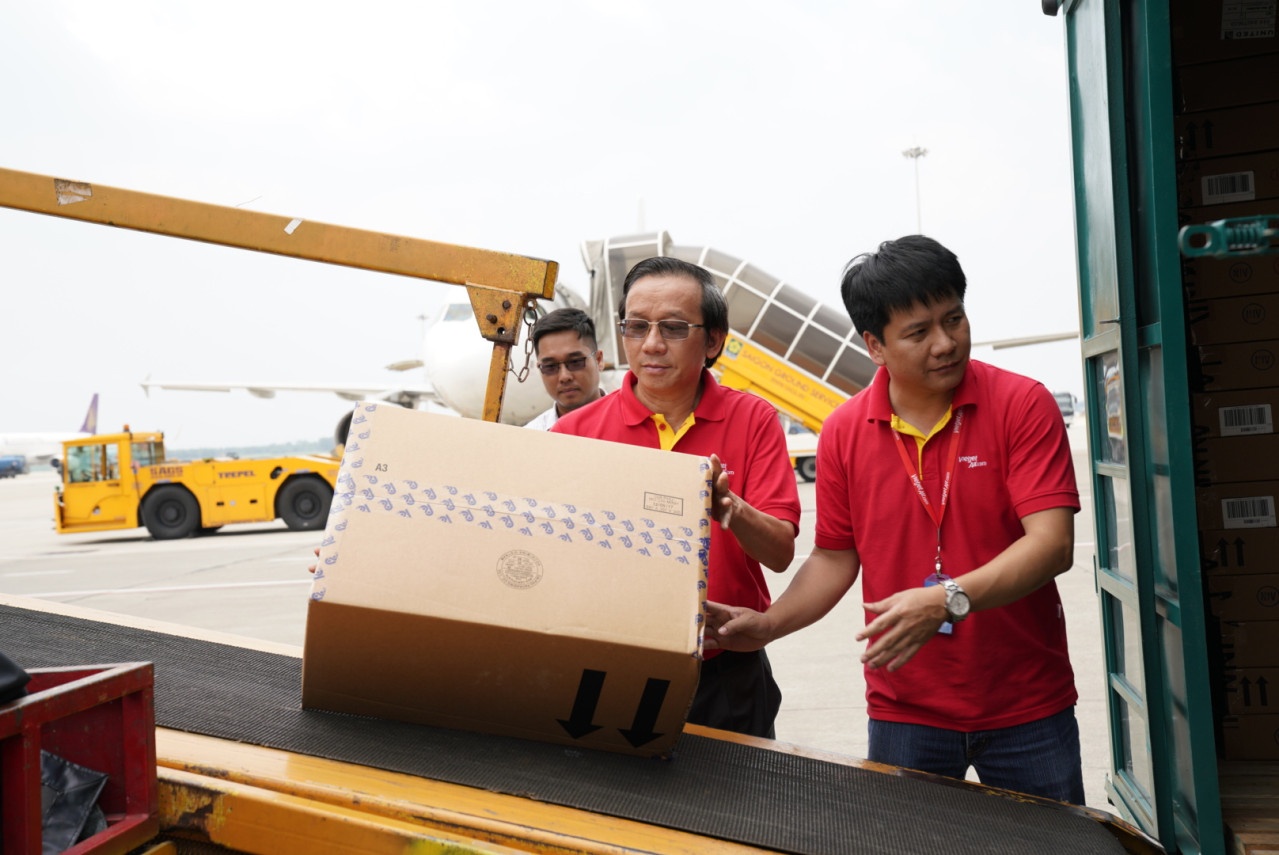 Vietjet van chuyen 7 tan hang cuu tro nan nhan dong dat Indonesia hinh anh