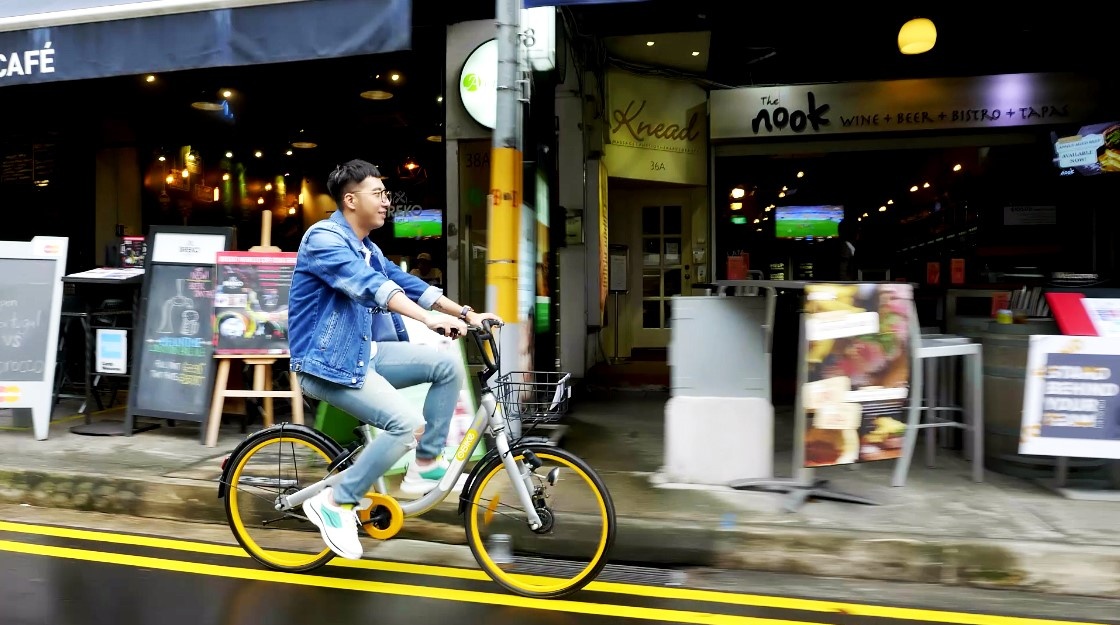 Only C dua khan gia Viet di khap Singapore qua MV ‘Di di chan cho chi’ hinh anh