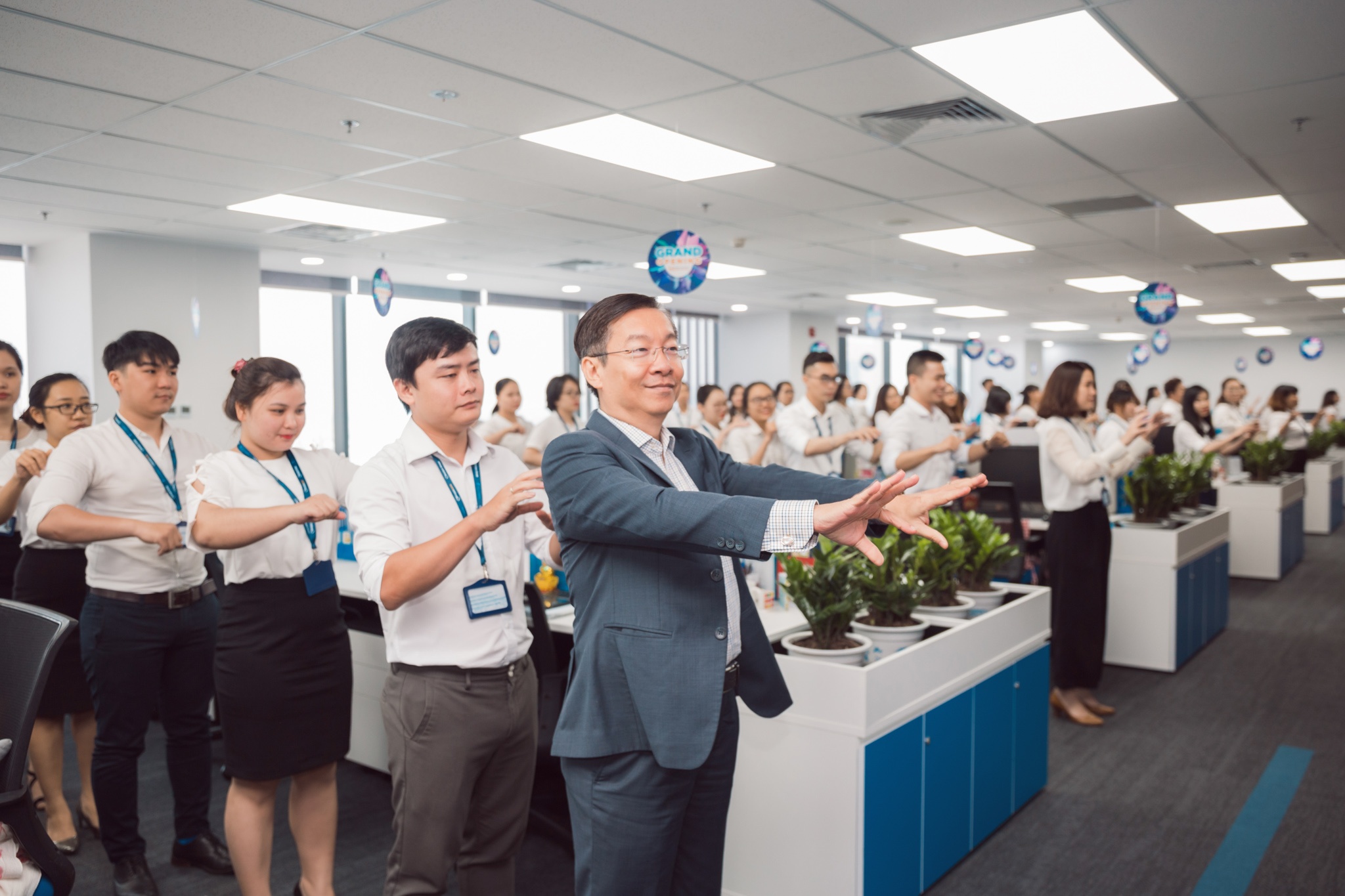 Ben trong cong ty 13h nhay chicken dance tai Sai Gon hinh anh