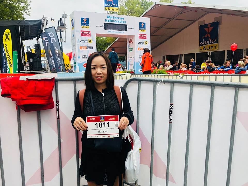 Nu nhan vien ngan hang mang co Viet Nam len duong chay quoc te hinh anh