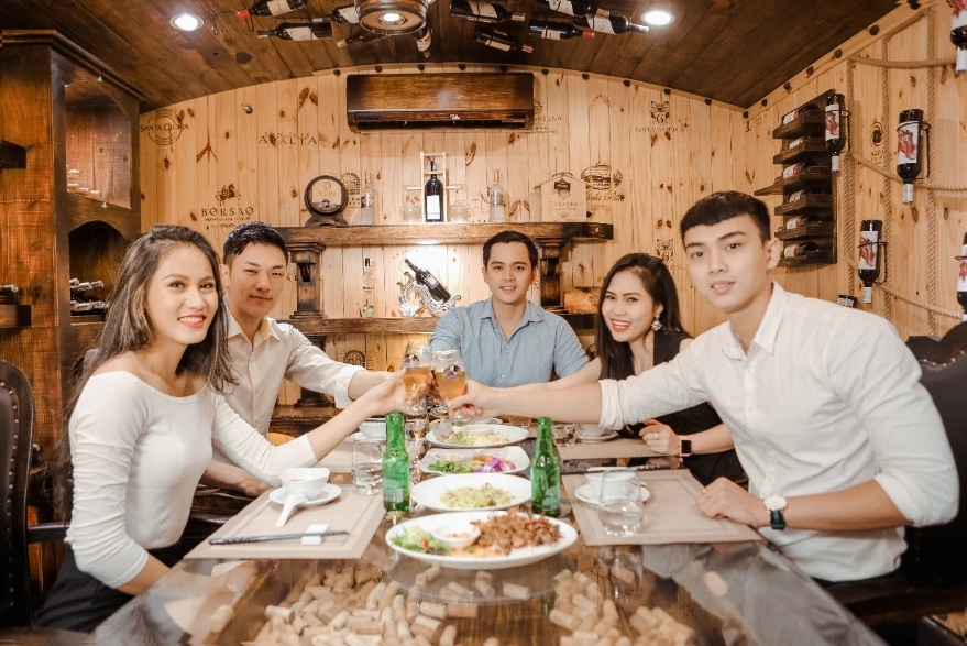 Kham pha nha hang ruou vang op go doc dao tai Sai Gon hinh anh