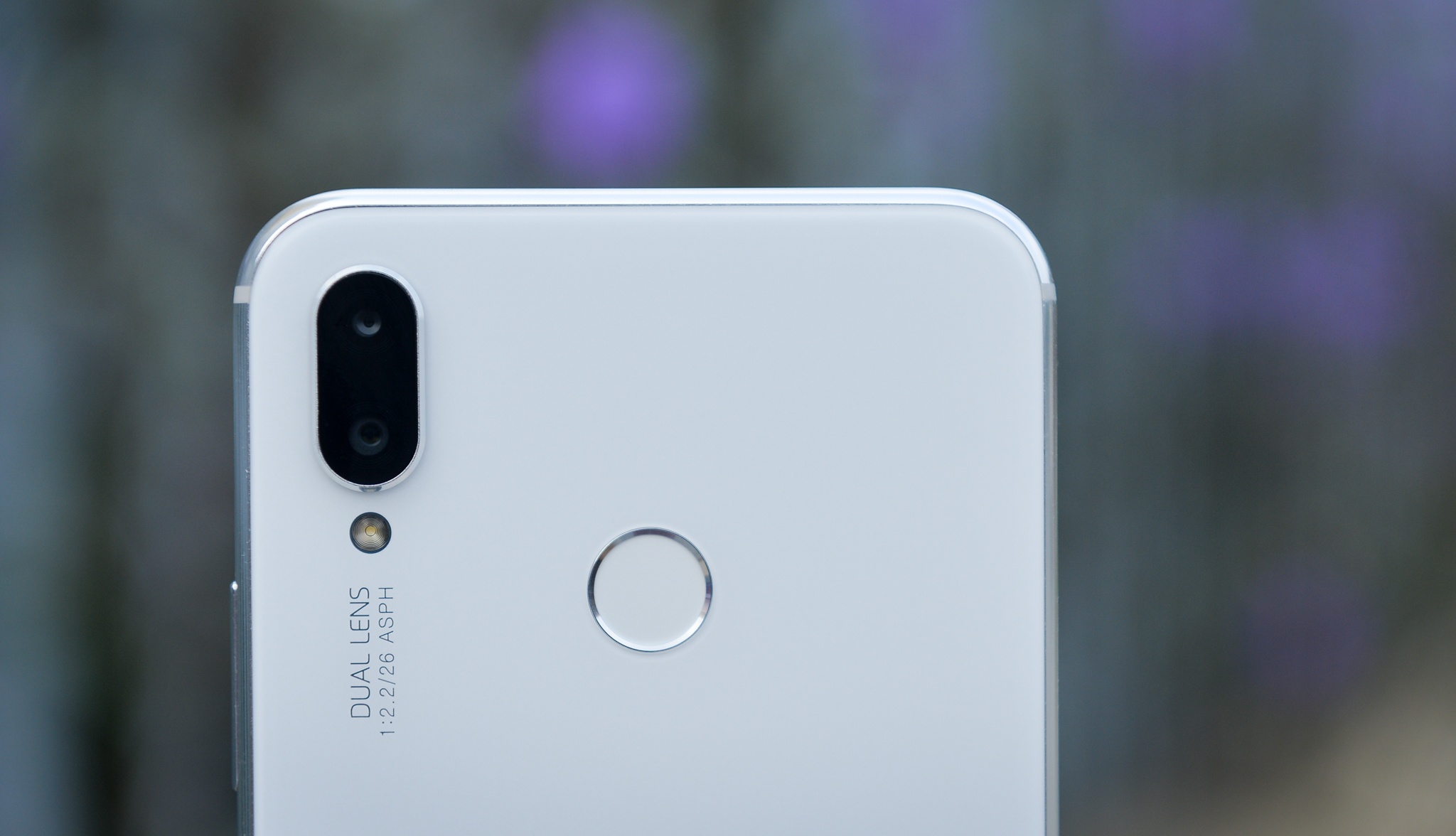 Anh thuc te Nova 3i phien ban trang ngoc trai vua ra mat hinh anh