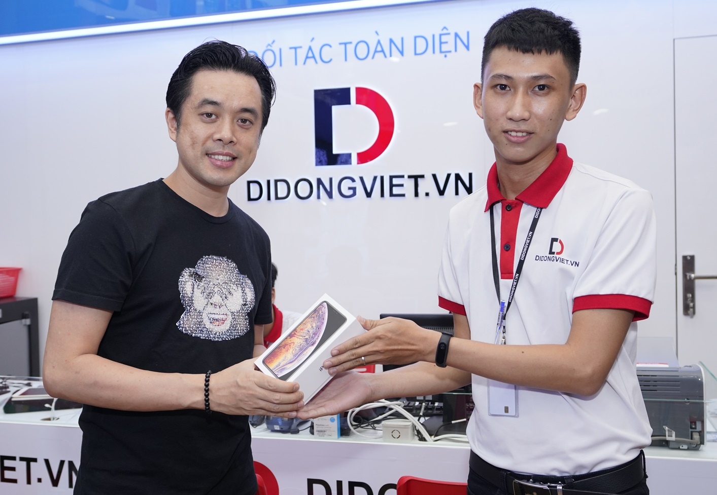 Sao Viet hao hung doi iPhone cu lay iPhone XS Max moi hinh anh