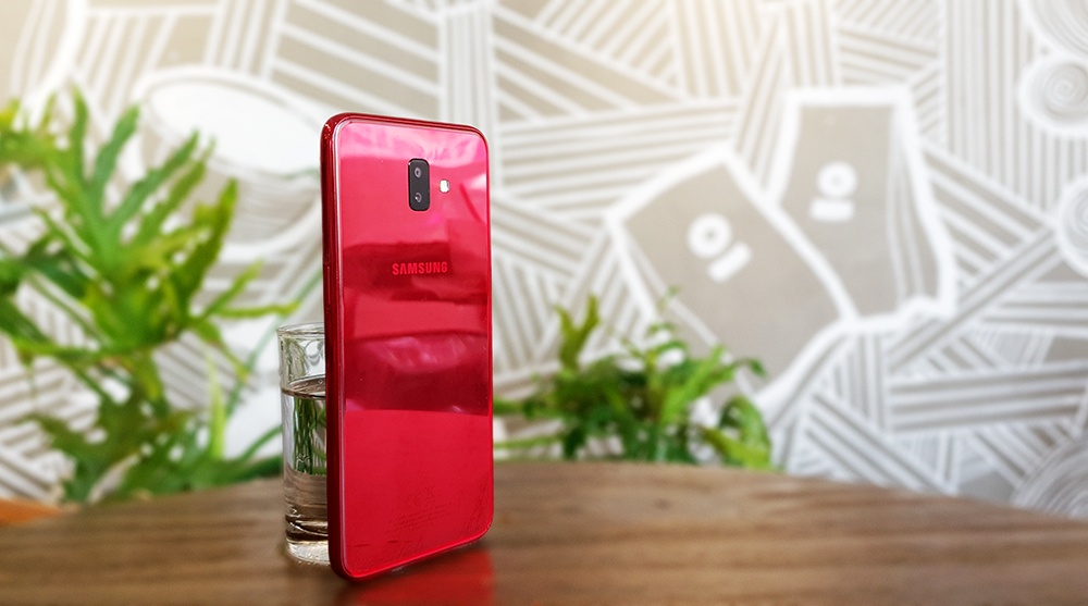 Smartphone pho thong tich hop tinh nang cao cap duoc long nguoi tre hinh anh