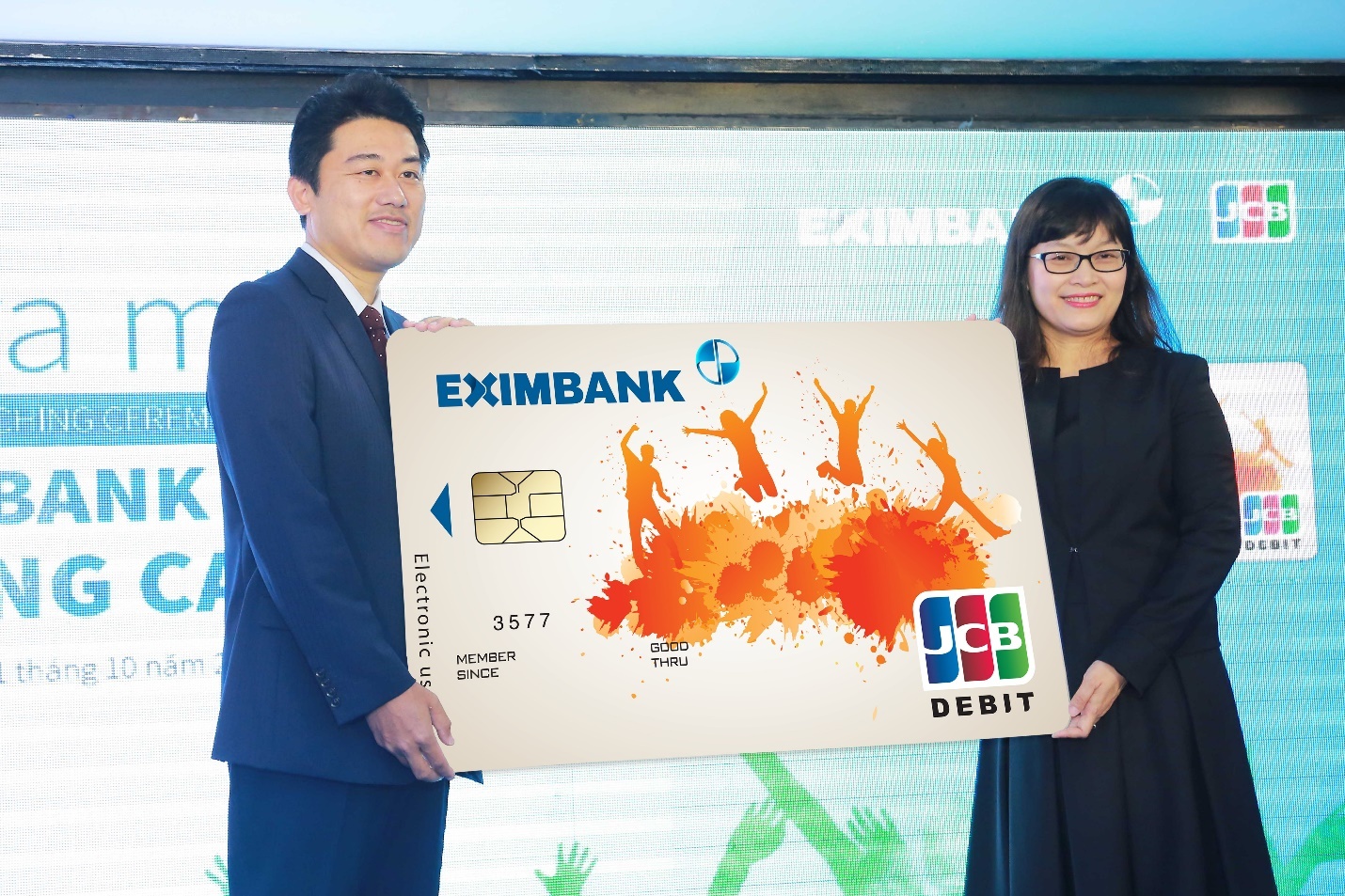 Eximbank ra mat the quoc te Eximbank JCB Young Card hinh anh