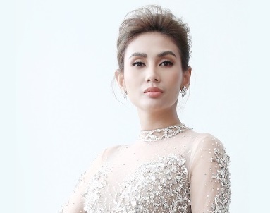 Hoang Yen trinh dien bo mong tay gan kim cuong tri gia 100.000 USD hinh anh