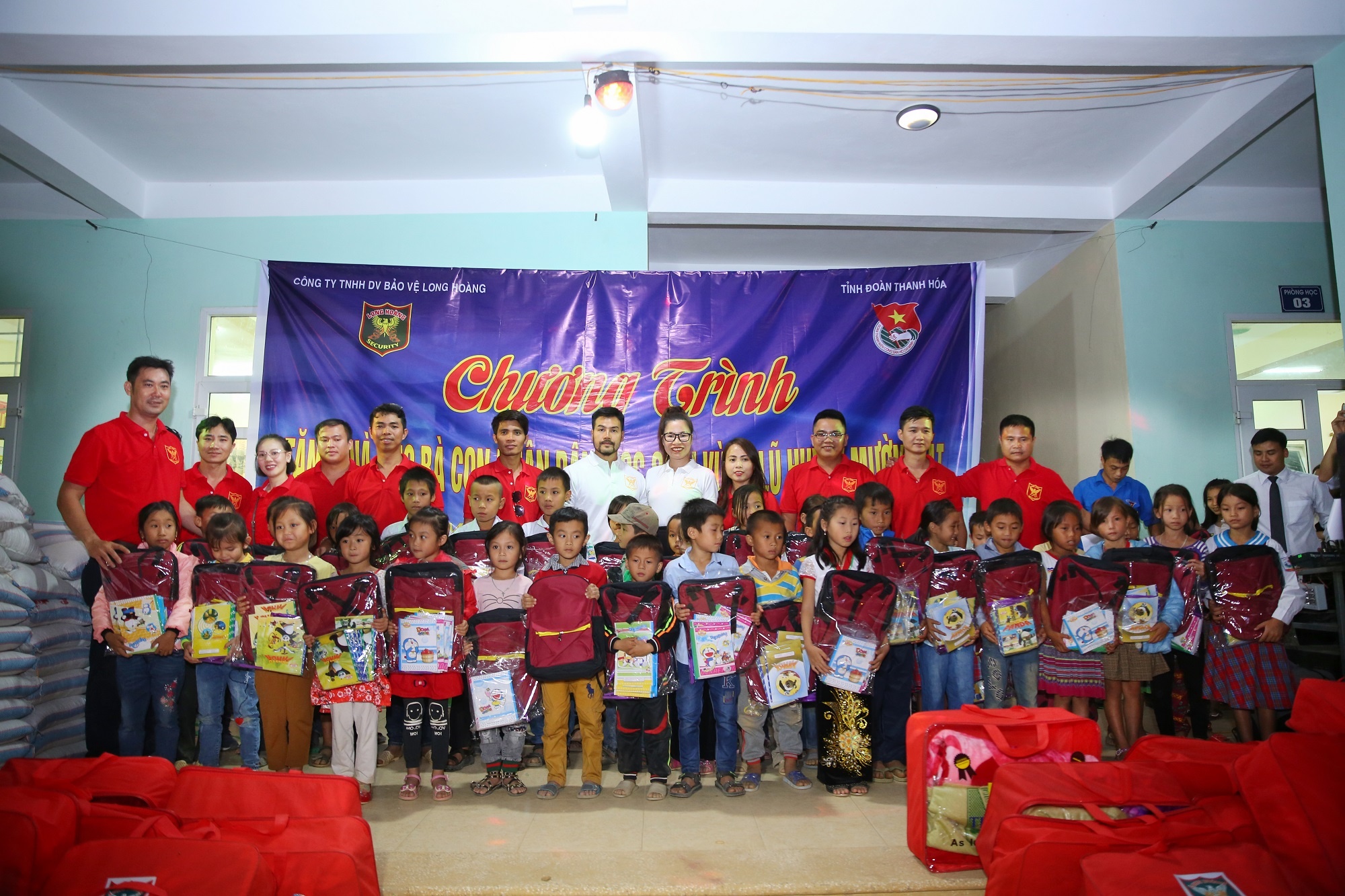 Cong ty Long Hoang trao qua tri gia 500 trieu cho nguoi dan Muong Lat hinh anh