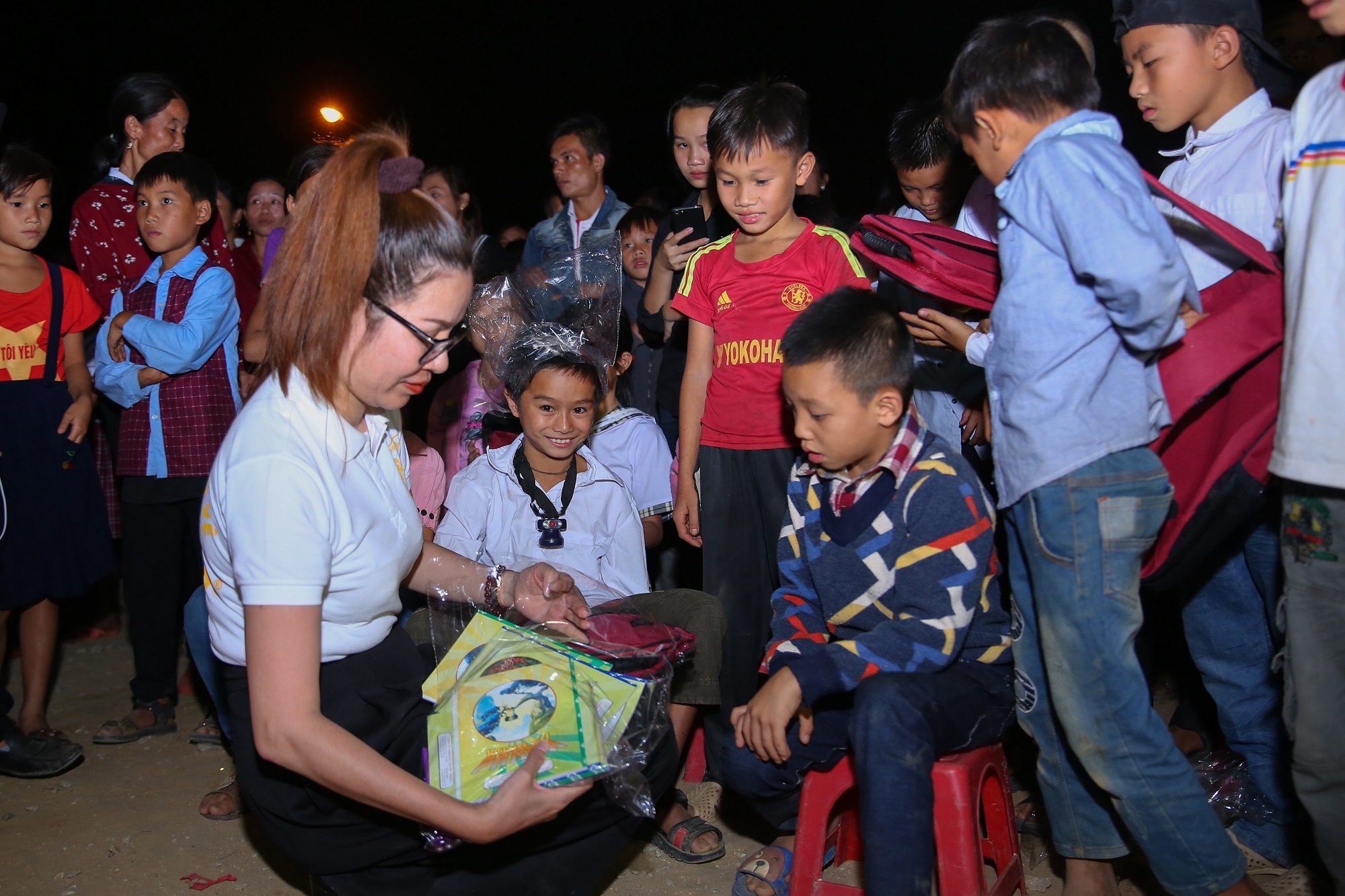 Video - Cong ty Long Hoang trao qua cho nguoi dan Muong Lat hinh anh