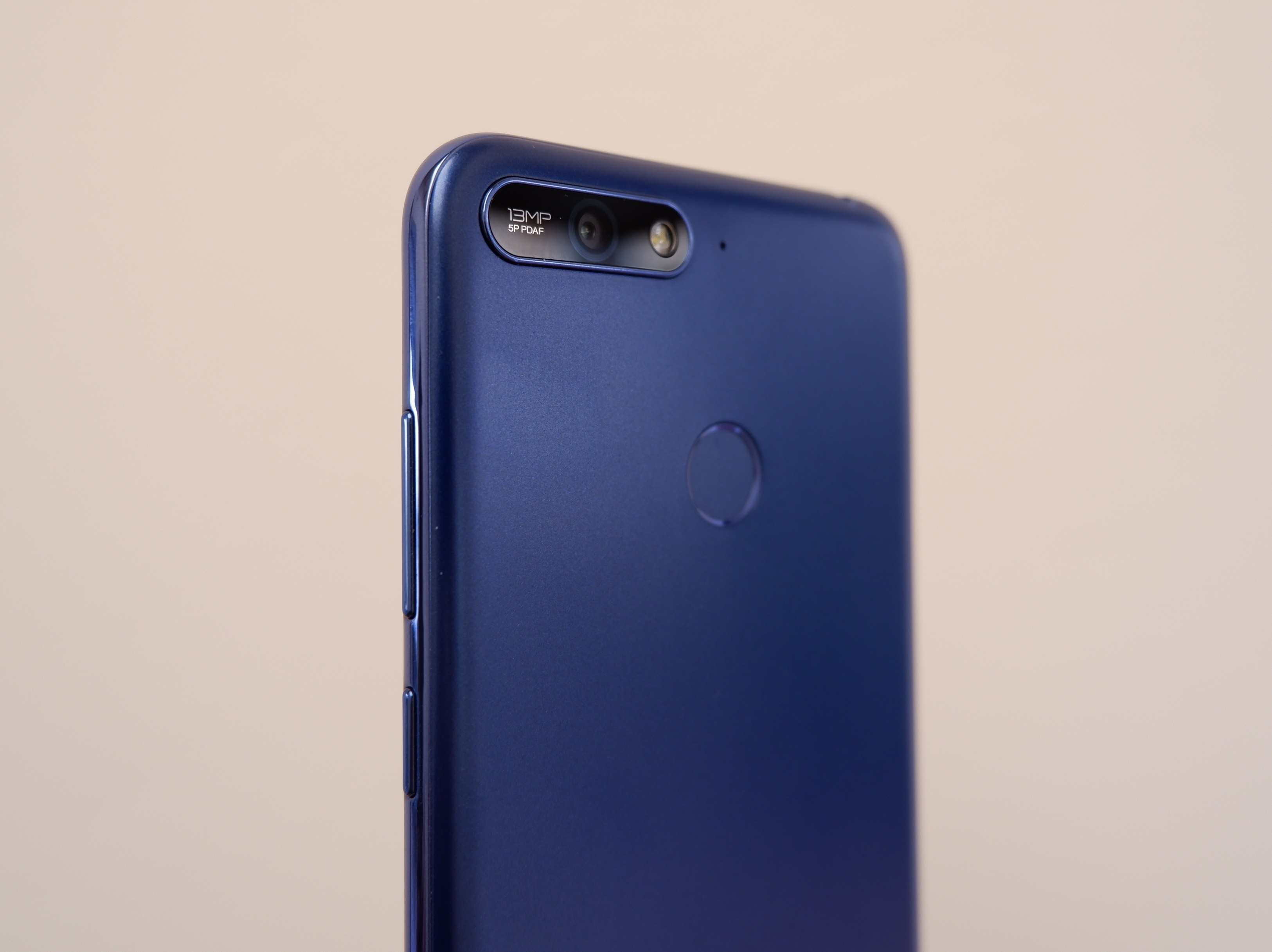 Huawei Y6 Prime - smartphone sang gia trong phan khuc pho thong hinh anh