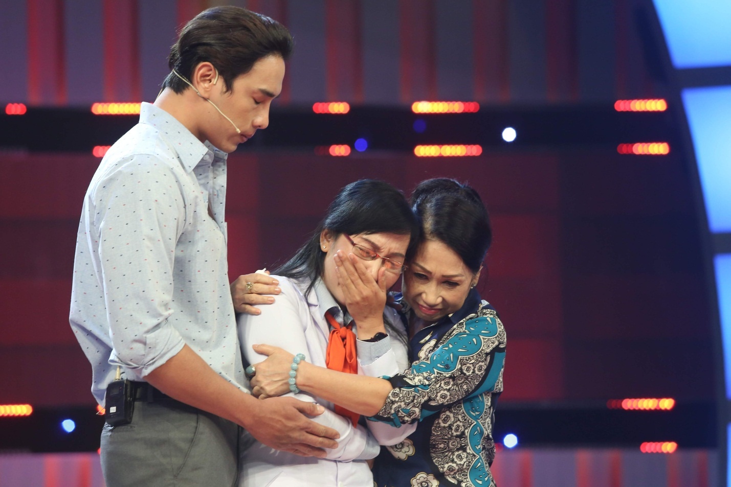 ‘Dac nhiem blouse trang’: Nhung chuyen chua ke hinh anh
