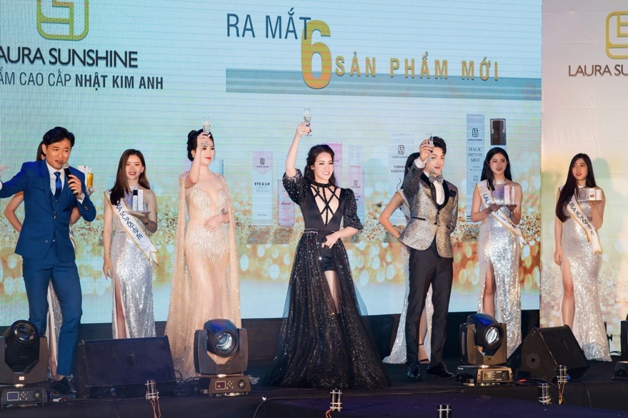 Laura Sunshine anh 6