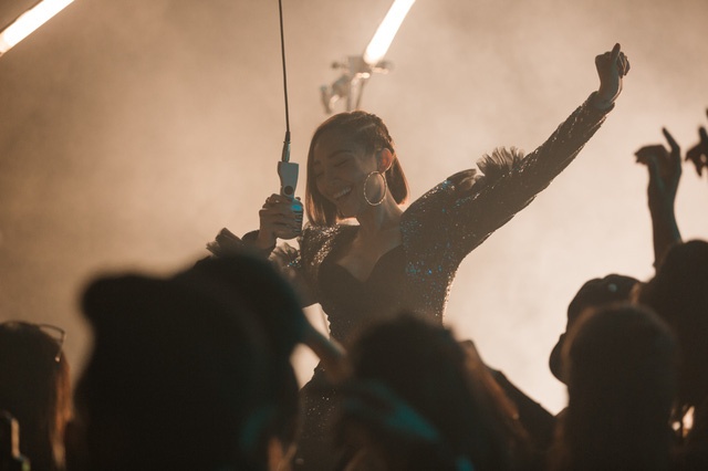 Dan mang phan ung bat ngo khi bi che song ao trong MV moi cua Toc Tien hinh anh