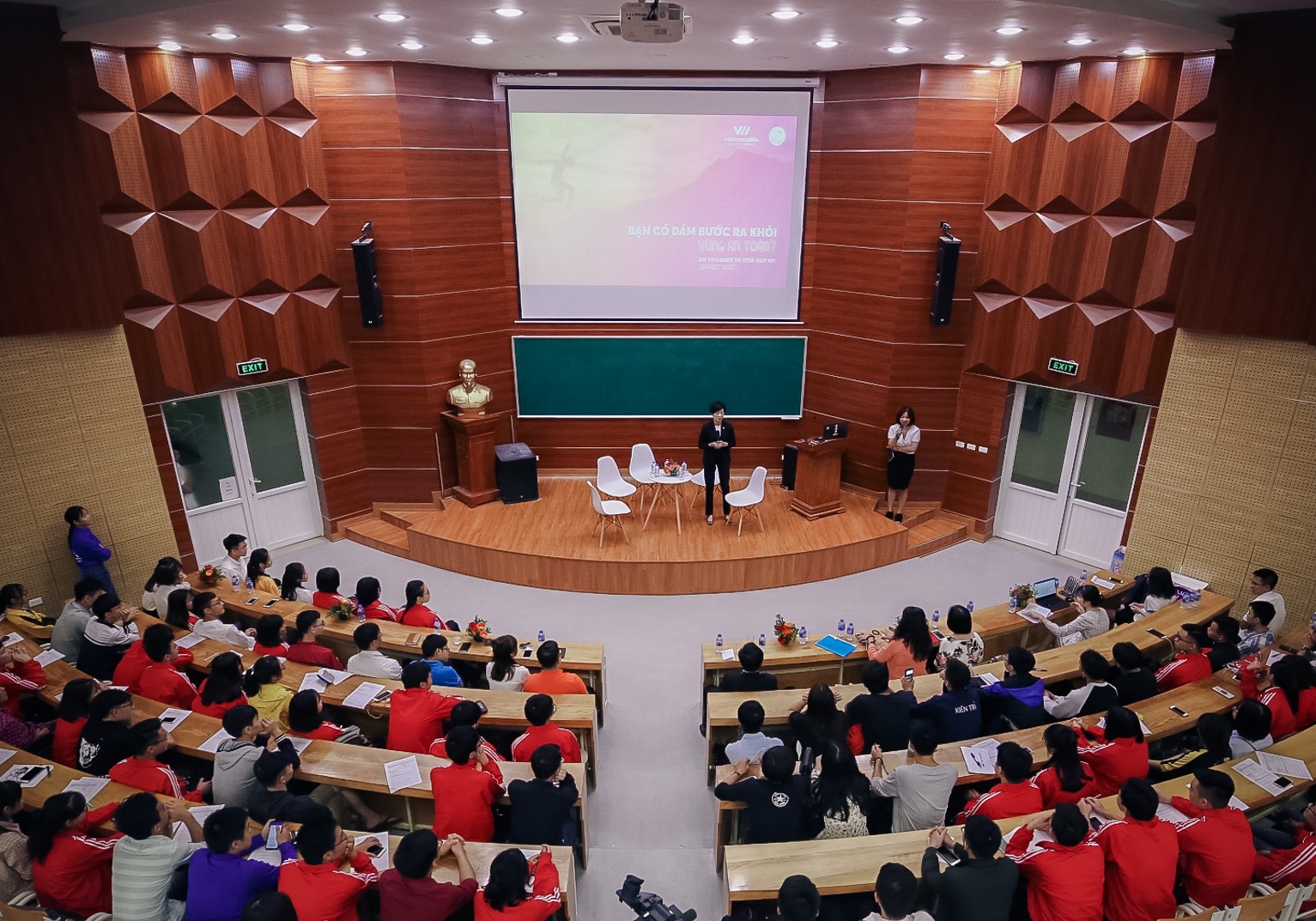 Toa dam sinh vien 'Ban co dam buoc ra khoi vung an toan' hinh anh