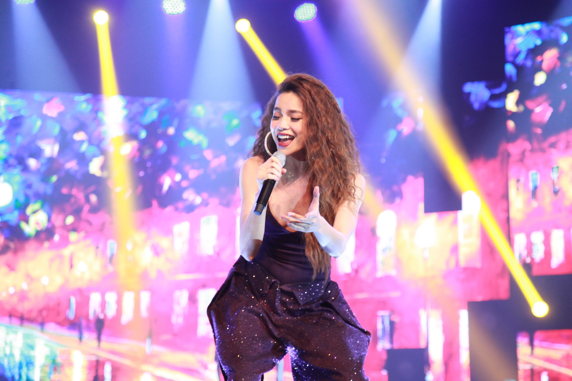 Ho Ngoc Ha khoe vu dao dep mat khi trinh dien 'Em muon anh dua em ve' hinh anh