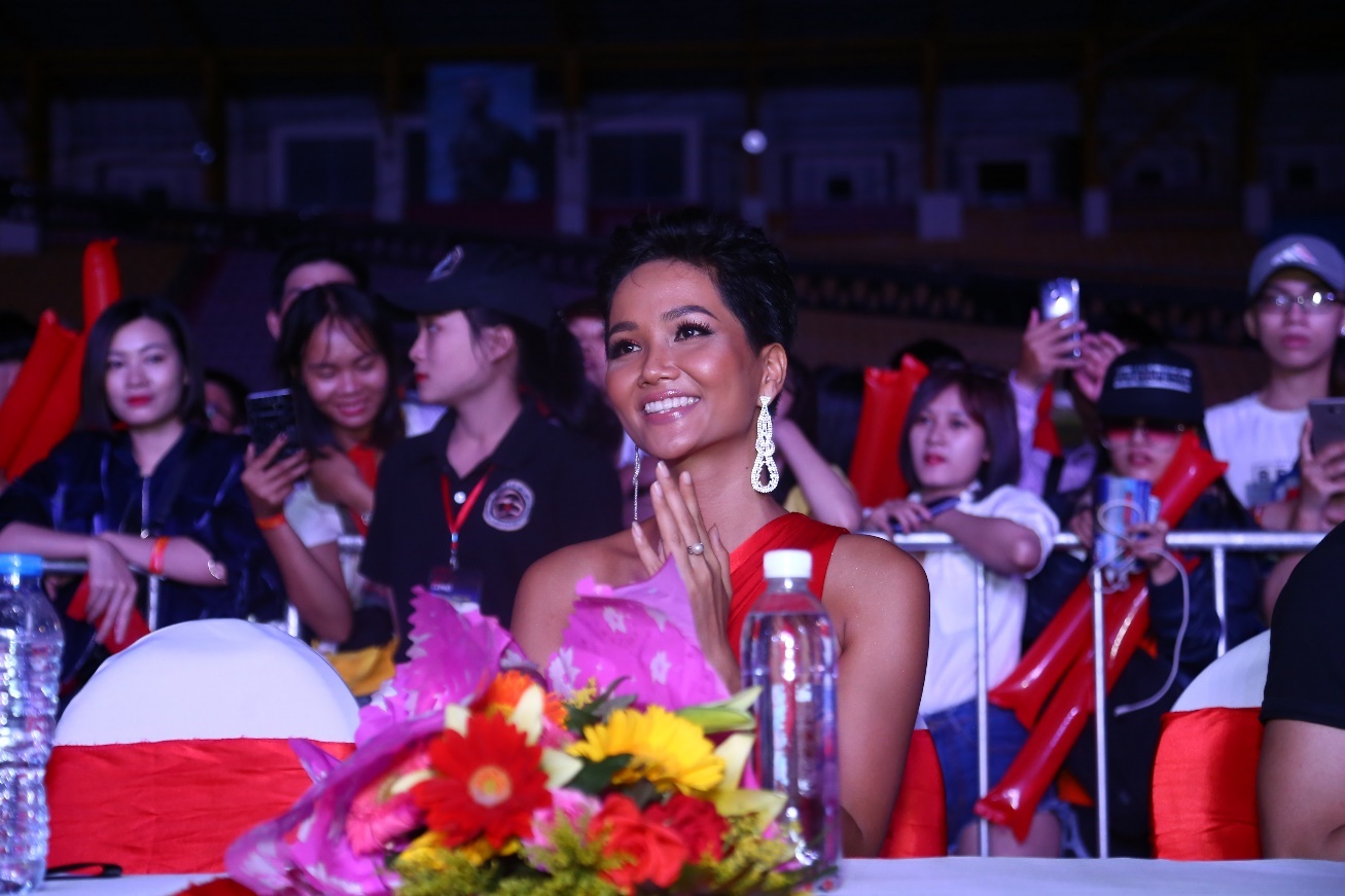 Son Tung, H'Hen Nie khuay dong su kien cua Cafe Pho hinh anh