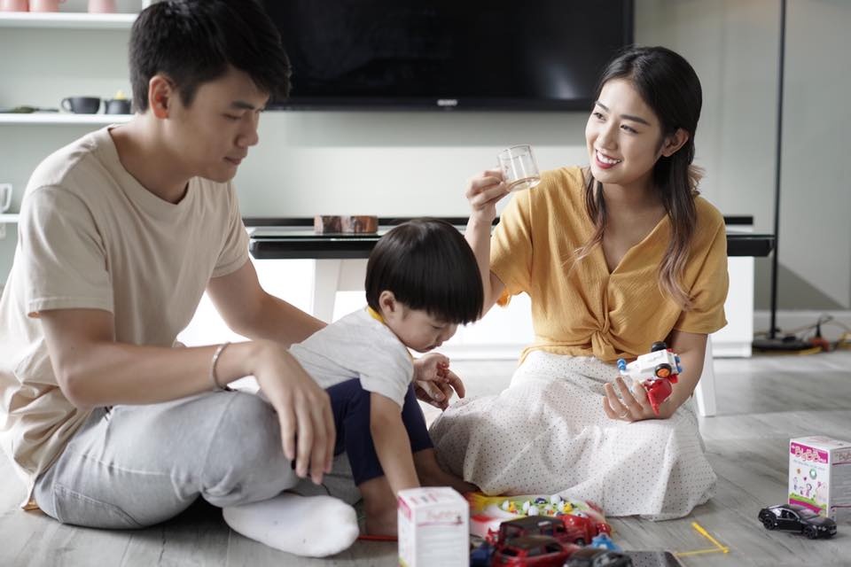 Tung Son 'nhan nhe' Trang Lou sinh them em be hinh anh