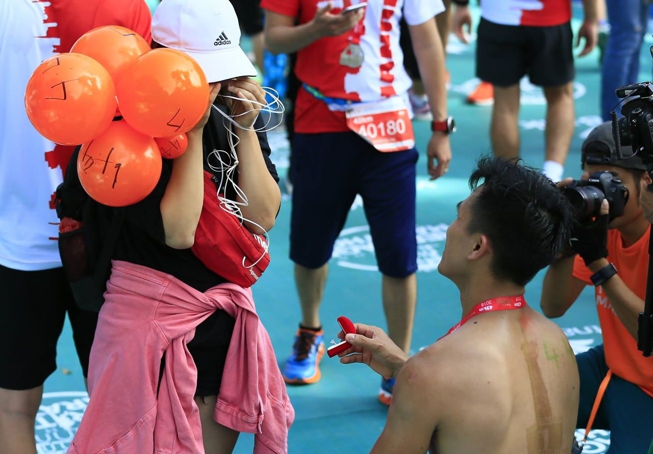 Man cau hon bat ngo trong giai marathon Quoc te Di san Ha Noi hinh anh