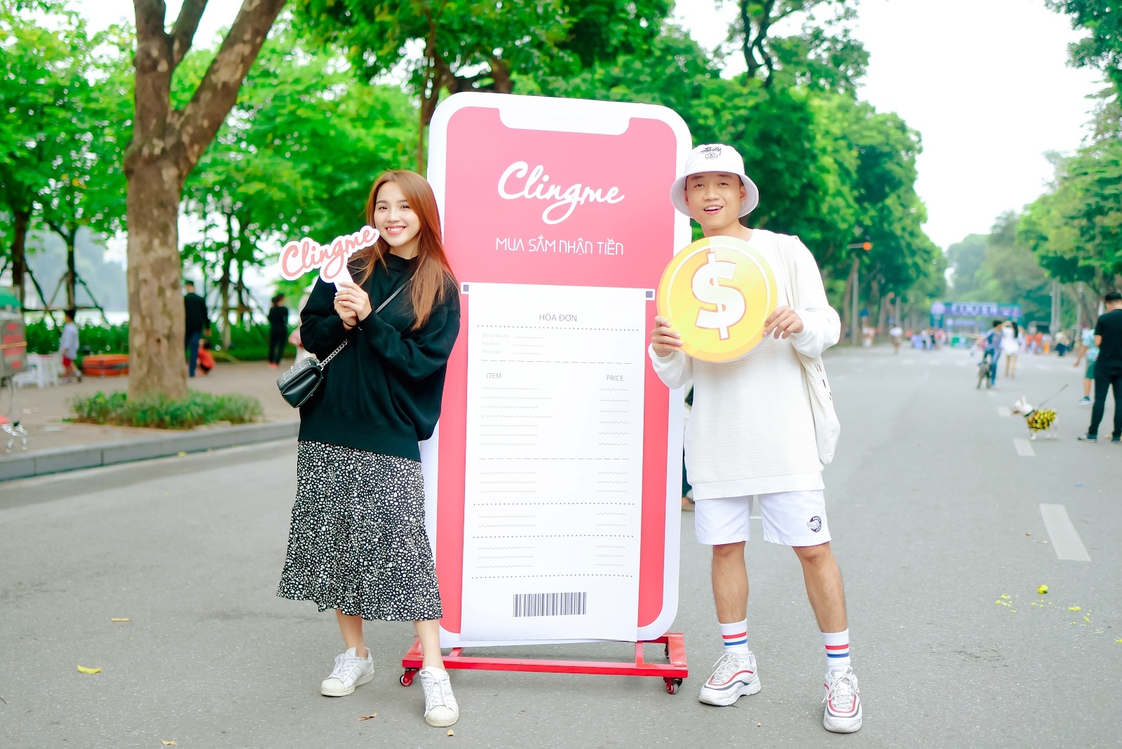 Hon 2.000 nguoi tham gia su kien 'Chup hoa don - Nhan hoan tien' hinh anh